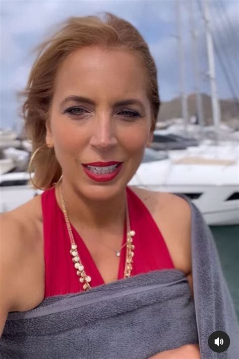 A Place in the Suns Jasmine Harman dons plunging swimsuit。